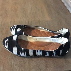 Size 10 - Reef black and white flats!